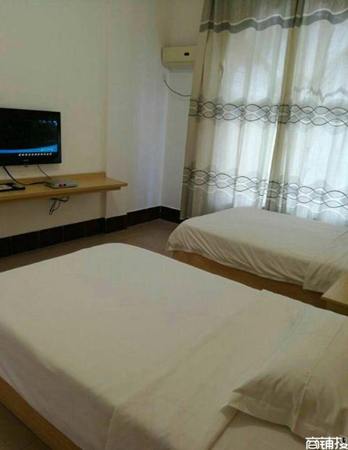 3、还可以到当地的大旅馆租一晚(不到两千),如果是住宾馆的话,一定要提前订好房间大小然后订好床位才行。