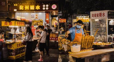 ​躺不平的年轻人，正在夜晚建立自己的自由国度