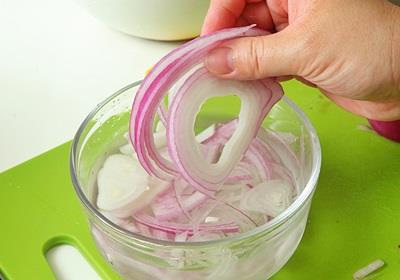 切洋葱不会流泪的方法 为什么切洋葱会流泪