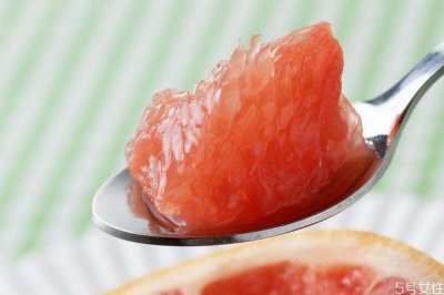 ​红心柚有什么营养价值呢 吃红心柚有什么好处呢