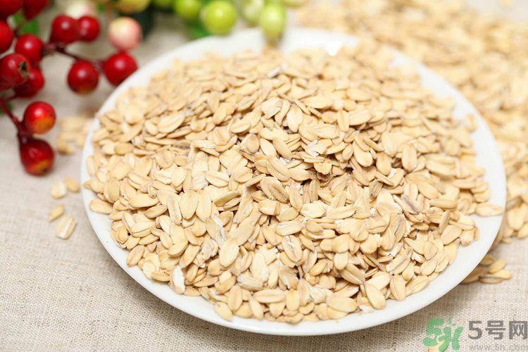 红糖可以和燕麦一起吃吗？燕麦片和红糖吃起来什么好处？