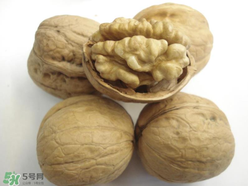 核桃上的阴皮是什么？核桃对血管的作用