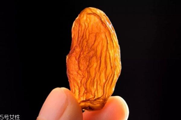 新疆葡萄干价格多少钱一斤 新疆葡萄干黑加仑