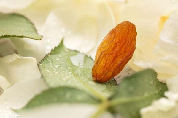 新疆葡萄干价格多少钱一斤 新疆葡萄干黑加仑