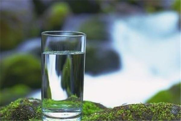 每天喝4升水有害吗 每天喝多少水好