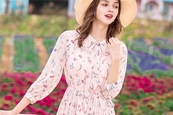碎花裙什么颜色好看 告别老气穿搭