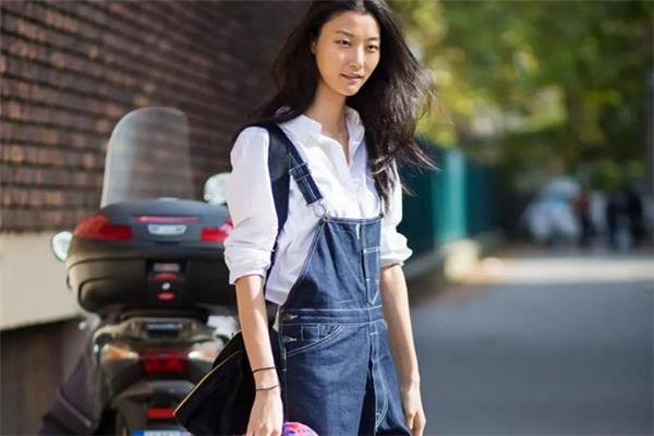 背带裤配什么衣服好看 休闲风搭配要点