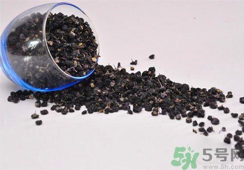 黑枸杞泡水是什么颜色？黑枸杞泡水是紫色的吗？