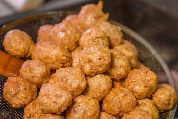 炸肉丸放多少盐 炸肉丸放什么调料 炸肉丸放多少盐 炸肉丸放什么调料