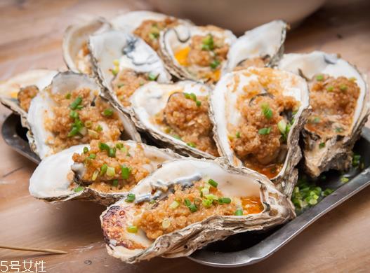 生蚝为什么要加柠檬 主要为了去腥