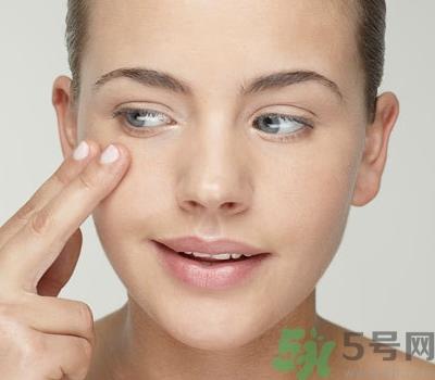 化妆怎么遮住黑眼圈？眼睛黑眼圈怎么化妆？