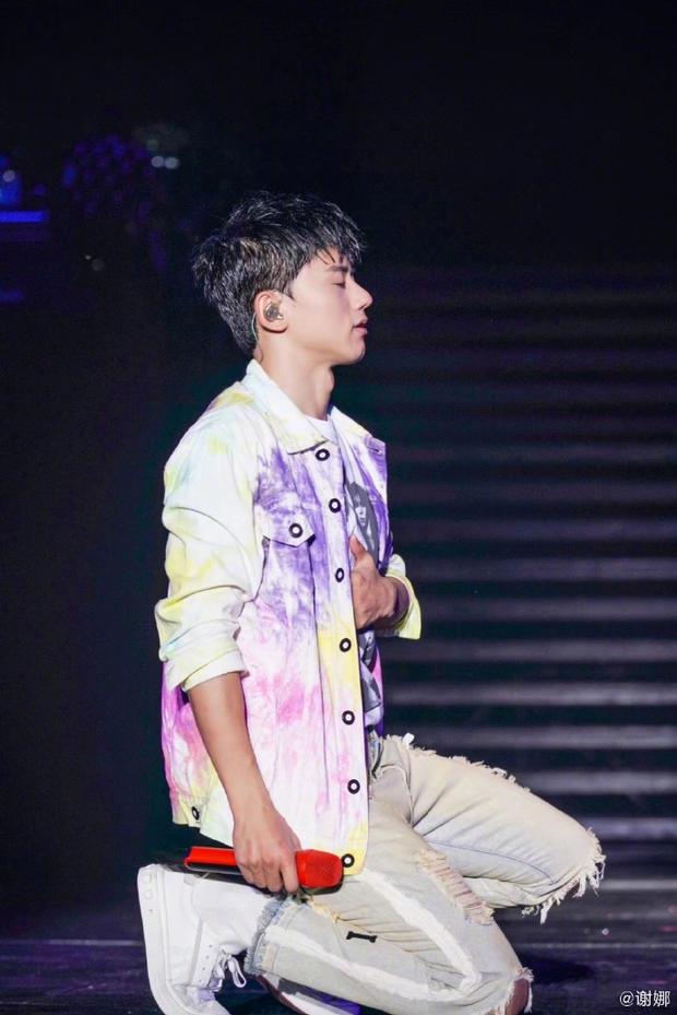 妻子谢娜和众多圈内好友助阵张杰的演唱会。