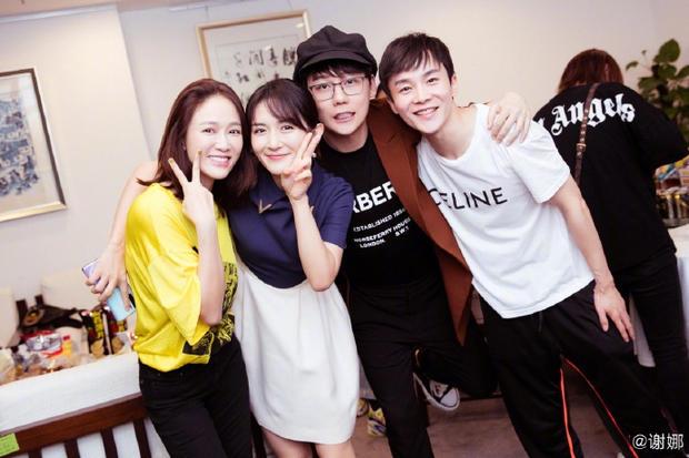 谢娜与陈乔恩等好友在后台欢乐合影。