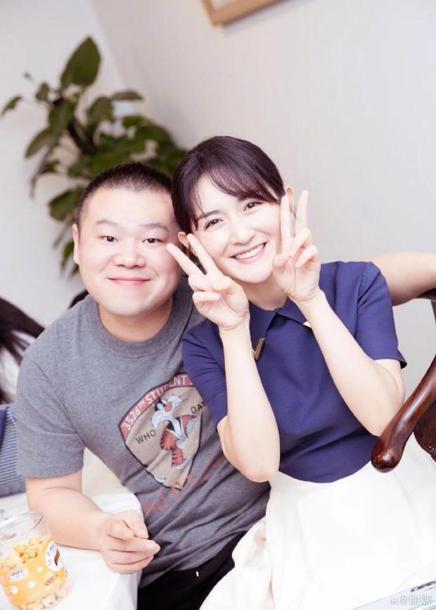 小岳岳抿嘴微笑，谢娜比起两只剪刀手，两人搞怪合照。