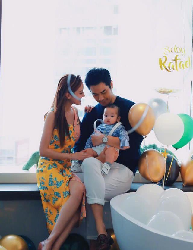 一家三口同框照更是超级温馨有爱，令人羡慕不已。