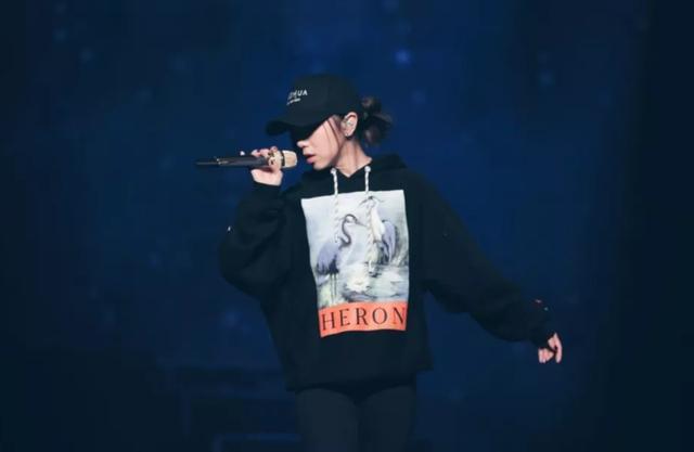 梁静茹原名叫梁翠萍,张艺兴叫这个,原来明星都接地气,哈哈哈