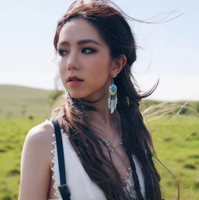 梁静茹原名叫梁翠萍,张艺兴叫这个,原来明星都接地气,哈哈哈