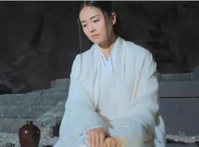 招摇：厉尘澜再次被封印后，招摇每天对着窥心境说话，靠思念度日