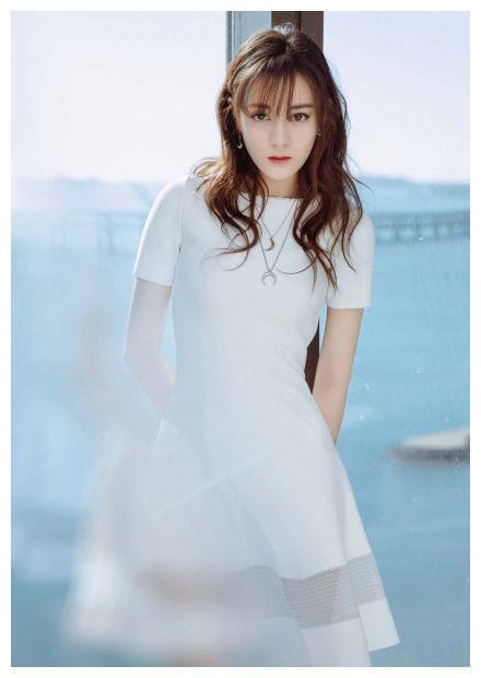 迪丽热巴大连出席活动，白裙配蓝色牛仔外套，扮冬日里的漫画少女