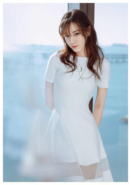 迪丽热巴大连出席活动，白裙配蓝色牛仔外套，扮冬日里的漫画少女