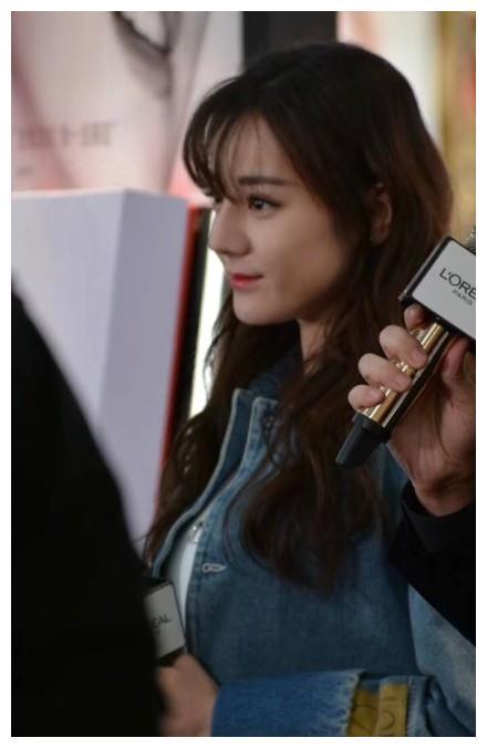 迪丽热巴大连出席活动，白裙配蓝色牛仔外套，扮冬日里的漫画少女