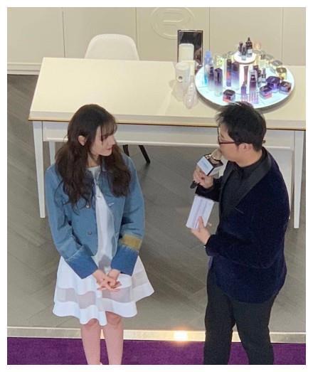 迪丽热巴大连出席活动，白裙配蓝色牛仔外套，扮冬日里的漫画少女