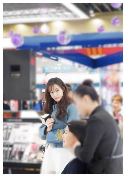 迪丽热巴大连出席活动，白裙配蓝色牛仔外套，扮冬日里的漫画少女