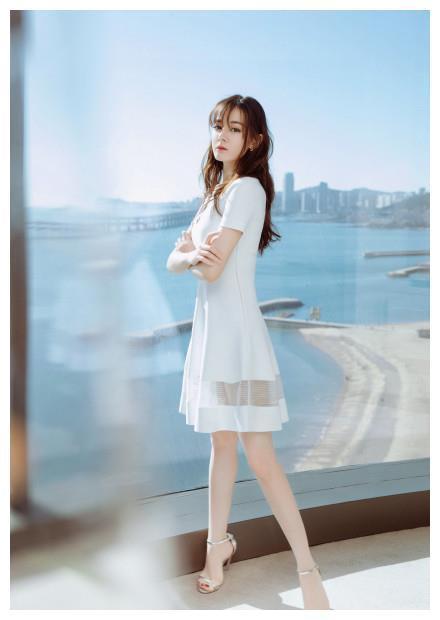 迪丽热巴大连出席活动，白裙配蓝色牛仔外套，扮冬日里的漫画少女