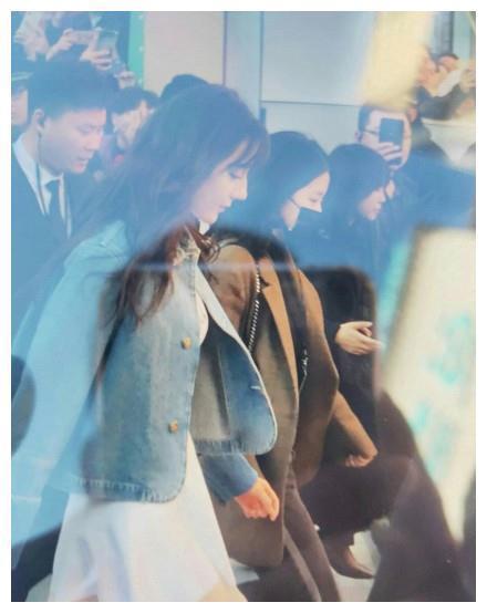 迪丽热巴大连出席活动，白裙配蓝色牛仔外套，扮冬日里的漫画少女