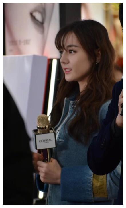 迪丽热巴大连出席活动，白裙配蓝色牛仔外套，扮冬日里的漫画少女