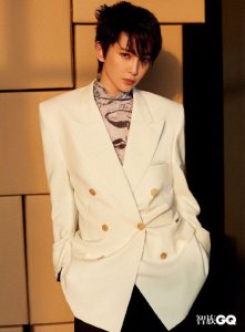 ​李冰冰西装短发超A出镜 眼神冰冷霸气酷帅十足