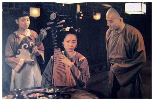 她是《绝代双骄》中的邀月宫主，曾是舞蹈演员，56岁还孤身一人