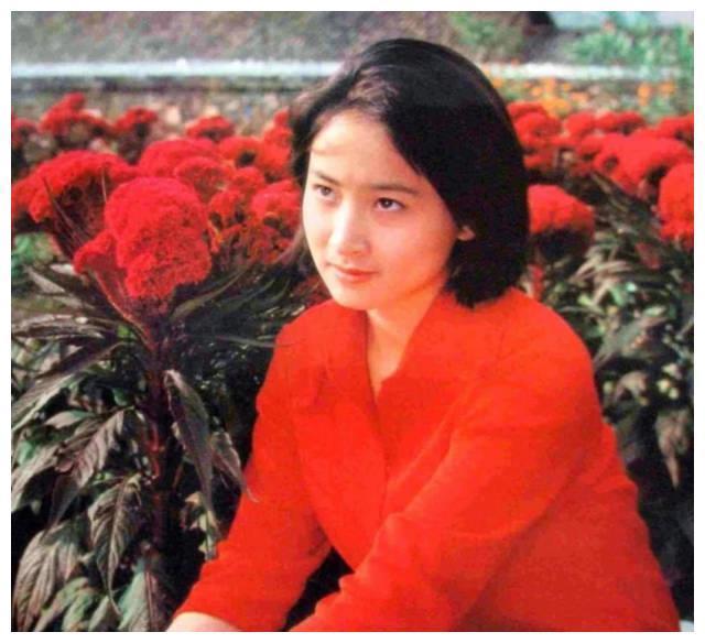 她是《绝代双骄》中的邀月宫主，曾是舞蹈演员，56岁还孤身一人