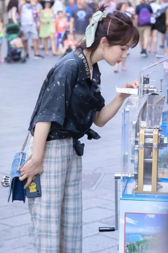 杨紫明明167不算矮,穿长裤会踩到,只好把裤脚切掉20厘米