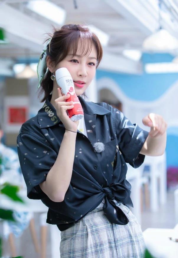 杨紫明明167不算矮,穿长裤会踩到,只好把裤脚切掉20厘米