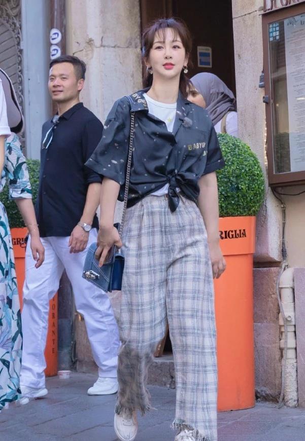 杨紫明明167不算矮,穿长裤会踩到,只好把裤脚切掉20厘米