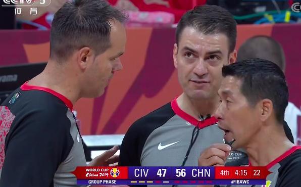 易建联抗议不公正判罚,杨毅王仕鹏犀利点评,央视于嘉:裁判双标