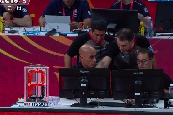 易建联抗议不公正判罚,杨毅王仕鹏犀利点评,央视于嘉:裁判双标