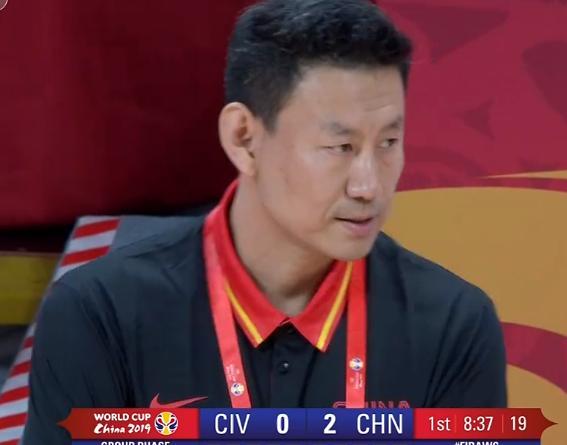 易建联抗议不公正判罚,杨毅王仕鹏犀利点评,央视于嘉:裁判双标