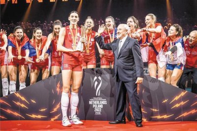 ​世界冠军塞尔维亚女排亮相深圳