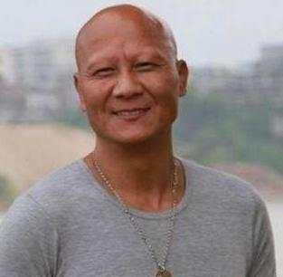 他是“黄金大坏人”, 没有毛发被嘲笑,老婆是还珠格格的她