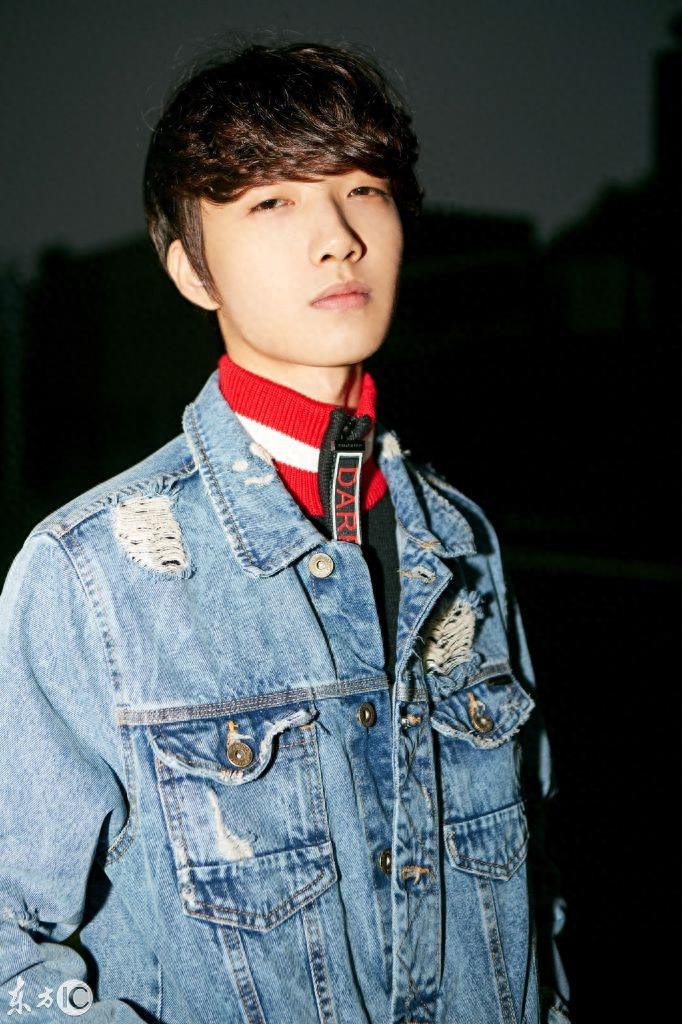 《一年级》杠杠吕绍聪曝光秋冬写真照,网友:最后一张许嵩即视感