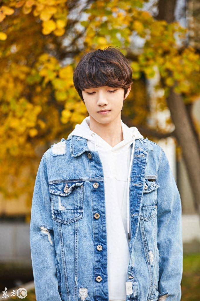 《一年级》杠杠吕绍聪曝光秋冬写真照,网友:最后一张许嵩即视感