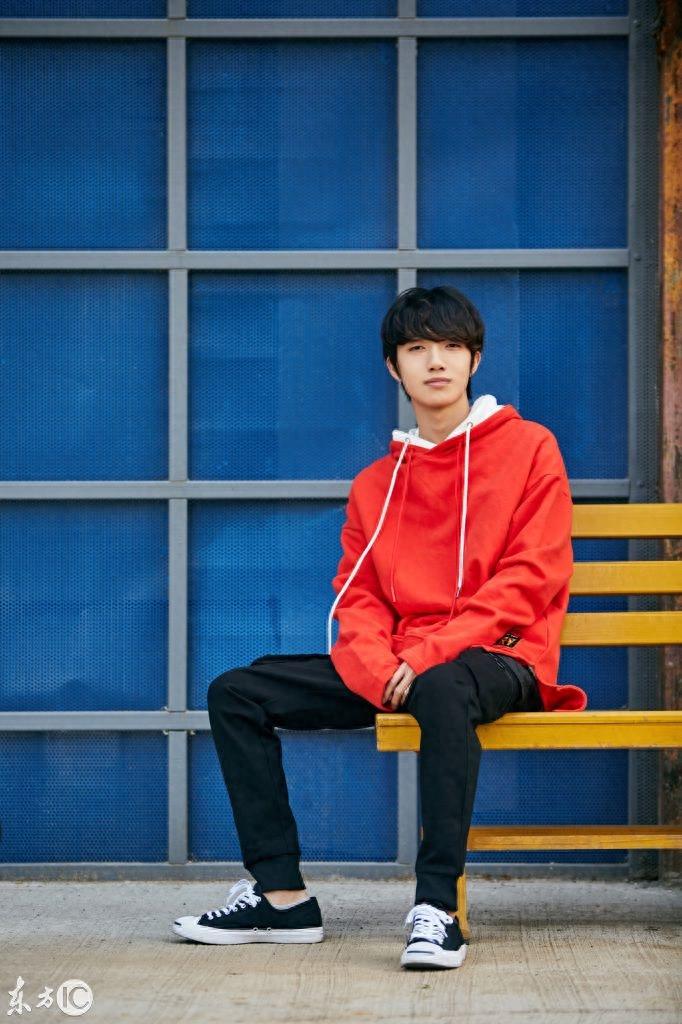 《一年级》杠杠吕绍聪曝光秋冬写真照,网友:最后一张许嵩即视感