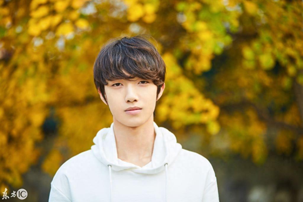 《一年级》杠杠吕绍聪曝光秋冬写真照,网友:最后一张许嵩即视感