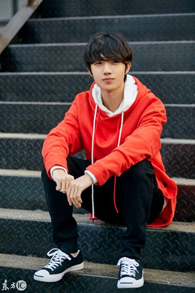 《一年级》杠杠吕绍聪曝光秋冬写真照,网友:最后一张许嵩即视感