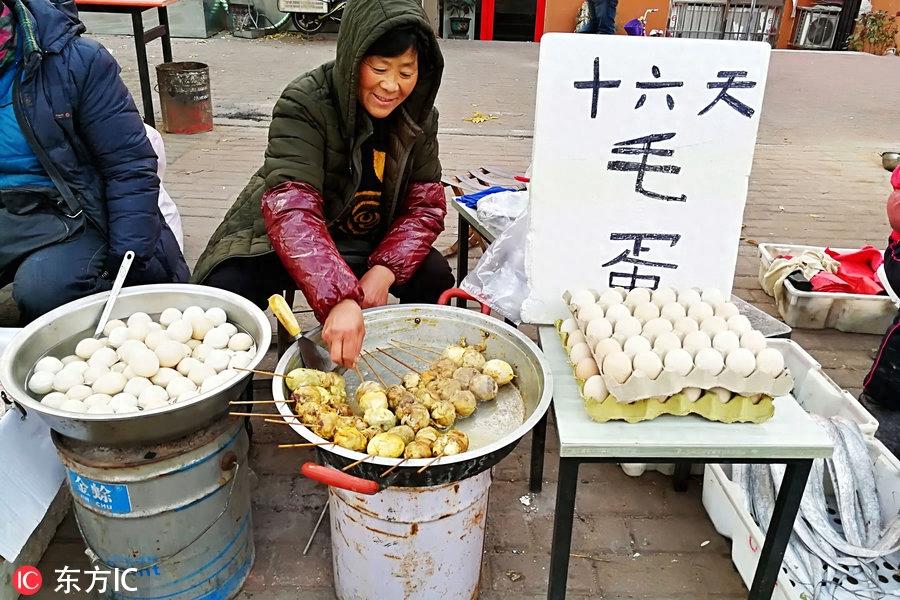 “毛蛋”现身青岛菜市场10块钱6只 还能看到鸡毛和鸡爪子