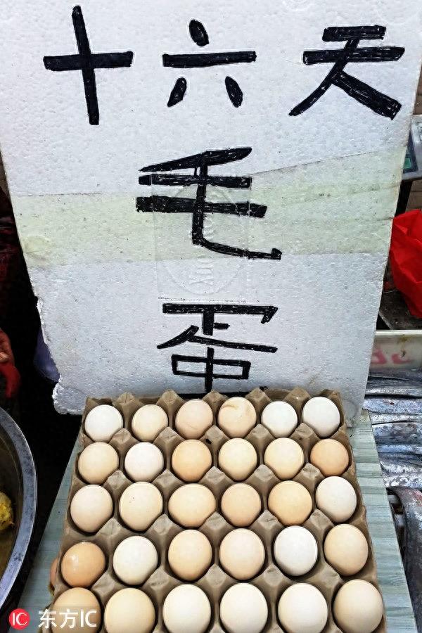 “毛蛋”现身青岛菜市场10块钱6只 还能看到鸡毛和鸡爪子