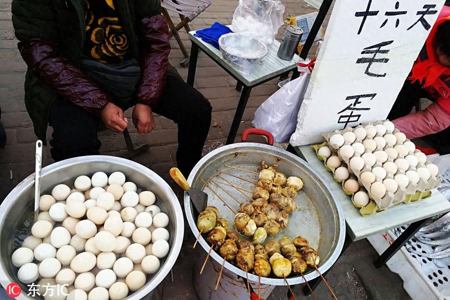 “毛蛋”现身青岛菜市场10块钱6只 还能看到鸡毛和鸡爪子