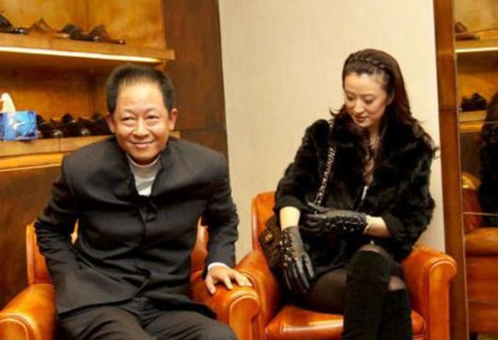 “吃软饭”的4位男星，妻子个个都是亿万富翁，网友：不敢离婚！